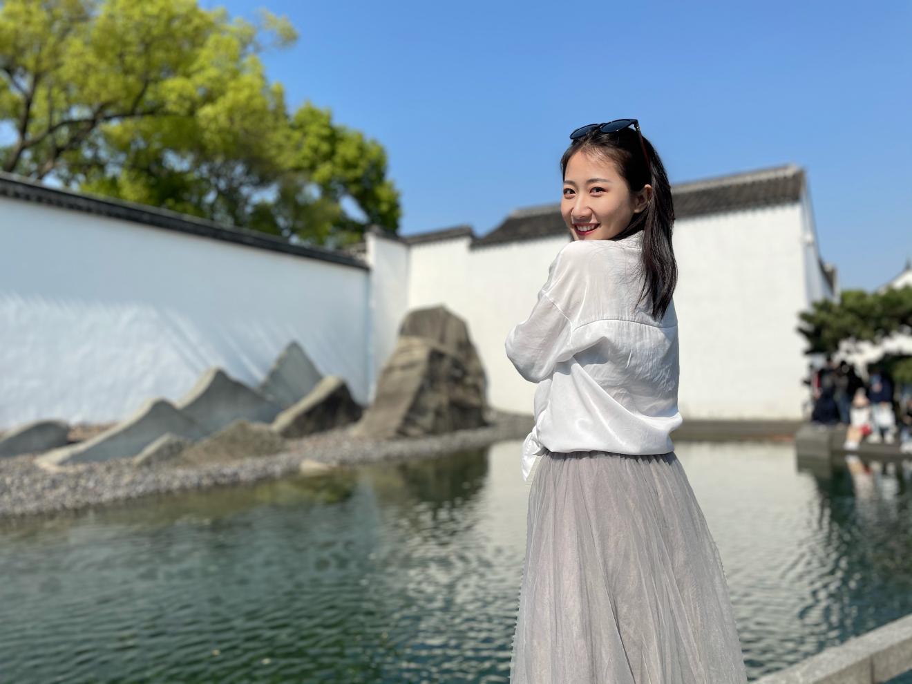 小孩站在水里描述已自动生成