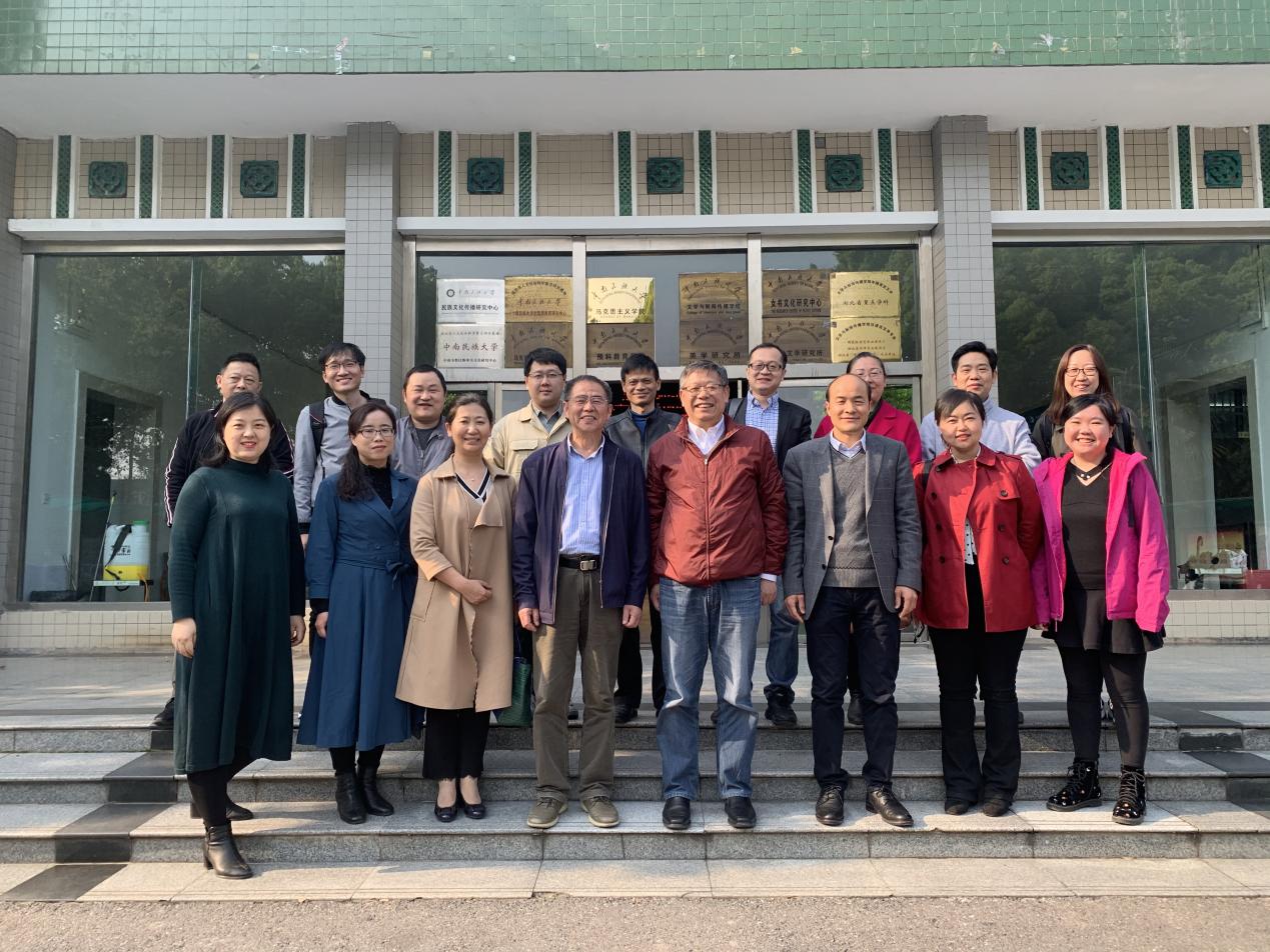 中南民族大学文学与新闻传播BB体育调研合影